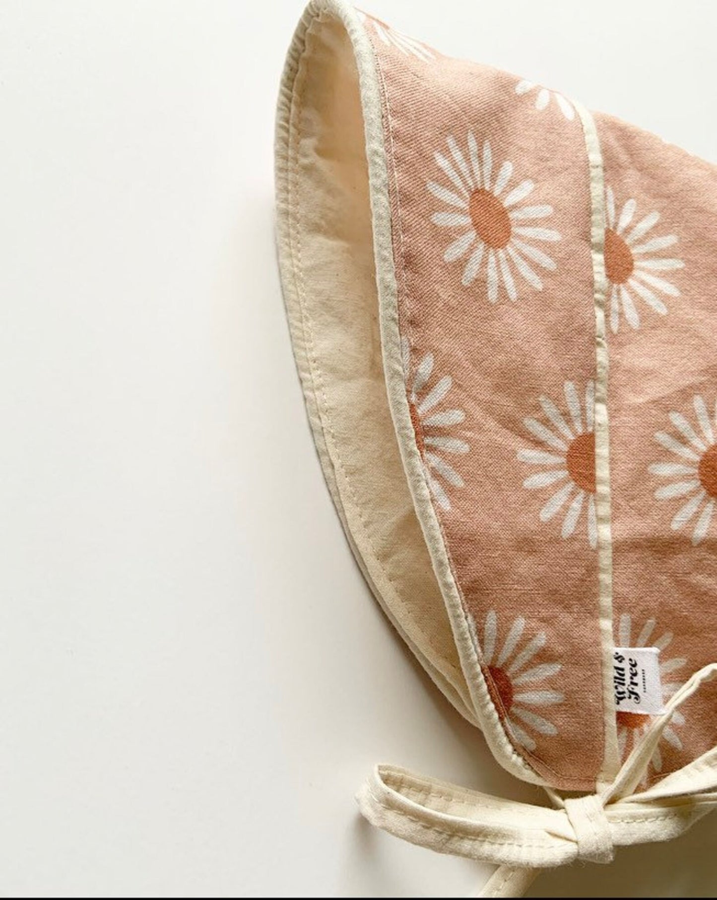 Daisy Bonnet in Apricot