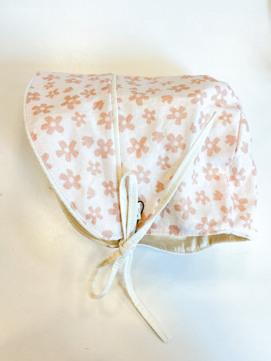 Peach Daisy Bonnet in Light Pink